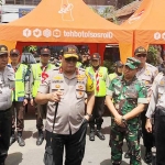 Kapolda Jatim Irjen Pol. Luki Hermawan ketika memberikan pengarahan kepada personil Pospam Kayutangan. Tampak Kapolres Malang Kota AKBP Asfuri menyimak dengan hikmat, Selasa (25/12).