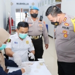 Kapolres Gresik AKBP Muchamad Nur Azis melihat hasil tes urine. foto: SYUHUD/BANGSAONLINE