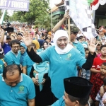 Ribuan warga Bojonegoro mengelu-elukan kehadiran bakal Cagub Jatim, Khofifah Indar Parawansa dalam acara Jalan Sehat Bareng Memperingati Hari Ulang Tahun ke-11 Pondok Pesantren (Ponpes) Modern Al Fatimah di Jalan Pondok Bambu 01, Sukorejo, Minggu (11/2).