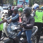 Para pengendara saat diperiksa kelengkapan kendaraannya. foto: RONY/ BANGSAONLINE