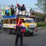 SIAP BERANGKAT – Buruh Sidoarjo bersiap berangkat menuju Gedung Grahadi Surabaya, dari pintu gerbang Perum Puri Surya Jaya Gedangan, Kamis (1/5/2014). foto : musta’in/BangsaOnline


