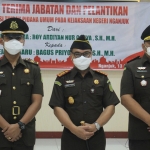 Kasi Tipidum Kejari Nganjuk Bagus Priyo Ayudo (kiri) bersama Kajari Nophy Tennophero Suoth (tengah) usai pelantikan.