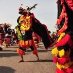 ?

Seribu Barong saat menunjukkan aksinya di area Simpang Lima Gumul Kabupaten Kediri.foto:arief kurniawan/BANGSAONLINE