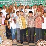 WAJAH BARU: Pengurus KONI Sidoarjo 2016-2021 bersama Bupati Sidoarjo saat Halal Bihalal KONI Sidoarjo, Minggu (7/8). foto: MUSTAIN/ BANGSAONLINE