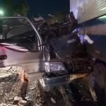 Kondisi micro bus usai mengalami kecelakaan di Jalan Raya Ambat tampak ringsek.