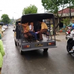 Kapan lagi berangkat sekolah diantar pak polisi.