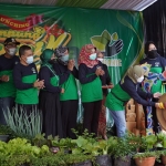 Wali Kota Batu, Dewanti Rumpoko, saat meresmikan kampung organik RW 2 Desa Mojorejo yang ditandai dengan tabuh Gong.