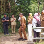 Pj Wali Kota Batu Aries Agung Paewai bersama dinas terkait saat meninjau lokasi.