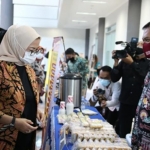 Kepala BPOM Republik Indonesia, Dr. Penny K Lukito, M.C.P. saat mengecek kesiapan petugas BPOM. (foto: kominfo)