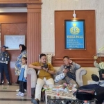 Para pendamping dan pengawas dari KPU dan Bawaslu Kabupaten Kota Jawa Timur, saat menunggu pemeriksaan bakal paslon oleh tim dokter RSAL dr. Ramelan, Sabtu (31/8/2024).