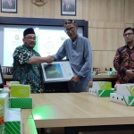 SIMBOLIS: BKNU Sidoarjo menyerahkan peta layout kawasan maritim kepada sejumlah kepala OPD saat kick off program, Kamis (14/7/2022). Foto: Ist.