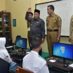 Bupati Fadeli didampingi Sekda Yuhronur Efendi saat sidak UNBK di SMAN 1 Lamongan.
