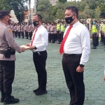 Pemberian penghargaan dilakukan Kapolresta Banyuwangi Kombes Pol. Arman Asmara Syarifuddin, S.I.K., seusai apel upacara di halaman Mapolresta Banyuwangi, Senin (19/4/2021). (foto: ist)