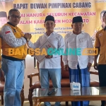 Ketua DPC HANURA Kabupaten Mojokerto, Muhamad Syaikhu Subkhan, saat memberikan surat dukungan hasil Rapimcab kepada Muhammad Al Barra atau yang akrab disapa Gus Barra untuk maju Pilbup 2024. Foto: ROCHMAT SAIFUL ARIS/BANGSAONLINE