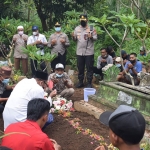 Kapolresta Sidoarjo, Kombes Pol Kusumo Wahyu Bintoro, saat ikut mendoakan TKI korban tenggelam di perairan Malaysia.