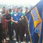 HM. Anton, Wali Kota Malang, bersama Kapolres Malang Kota dan Dandim 0833-BJ Kota Malang disaksikan tokoh Aremania Ovan Tobing, memberangkatkan rombongan supporter aremania ke GBK Jakarta. foto: iwan irawan/ BANGSAONLINE