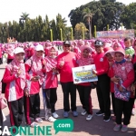 Wakil Bupati Tuban, Noor Nahar Husein foto bersama dengan guru PAUD dalam HUT Himpaudi ke-13 di Alun-alun.