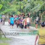 Warga Desa Temu, Kanor berbondong-bondong mengungsi. Sebab, rumah mereka tergenang air banjir setinggi perut orang dewasa. foto: EKY NURHADI/ BANGSAONLINE