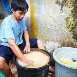 Pengrajin tempe di Desa Ngoran, Kecamatan Nglegok, Kabupaten Blitar. (foto: ist)