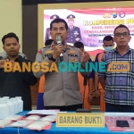 Wakapolres Jombang, Kompol Hari Kurniawan, didampingi AKP Komar Sasmito saat menunjukkan barang bukti. Foto: AAN AMRULLOH/BANGSAONLINE