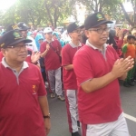 Kepala Kantor Kemenag Kota Malang Dr. HM. Zaini, MM, MBA bersama Kasi Penma Kemenag Dr. Sutrisno mengawali jalan sehat yang diberangkatkan Kasubag TU Kemenag Kota Malang, Mukhlis, Sabtu (05/01). foto: IWAN IRAWAN/ BANGSAONLINE