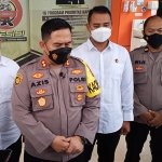 Kapolres Gresik, AKBP Mochammad Nur Azis, saat memberi keterangan kepada awak media. Foto: SYUHUD/BANGSAONLINE
