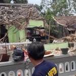 HANCUR: Kondisi rumah Nawardi hancur usai petasan buatannya meledak. foto: detik