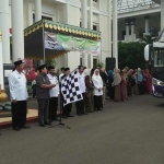 Wabup Tuban Noor Nahar (bawa bendera) saat memberangkatan CJH kloter 21. foto: GUNAWAN/ BANGSAONLINE