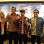 dr.Gamal Albinsaid (bertopi) foto bersama dengan Nyoman Shuwida (batik merah), Deputi Koordinator Kebudayaan dari Kemenko PMK RI serta jajarannya, beberapa hari lalu di Resto Gardenia Malang. Foto: IWAN IRAWAN/BANGSAONLINE.