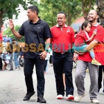 Wali Kota Kediri, Abdullah Abu Bakar, saat menyapa warga ketika mengikuti jalan santai. Foto: MUJI HARJITA/BANGSAONLINE
