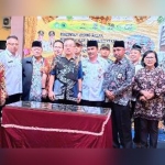 Wabup Moh. Qosim bersama direksi PT. Lautan Luas Group dan pengurus Yayasan Nurul Islam saat penyerahan bantuan CSR. foto: SYUHUD/ BANGSAONLINE