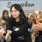 Istri calon Bupati Kediri nomor urut 02, Eriani Annisa Hanindhito, saat menyalami ibu-ibu. Foto: Ist