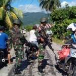 Personel TNI memeriksa kendaraan yang keluar masuk desa Pantangolemba, Kecamatan Poso Pesisir Selatan, Kabupaten Poso, Sulawesi Tengah.