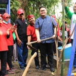 Hanindhito Himawan Pramana (pegang pacul), saat ikut aksi penghijauan, Minggu (9/2).