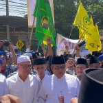 Pasangan KH. Muhammad Bin Muafi Zaini-Abdullah Hidayat saat tiba di kantor KPU Sampang.