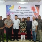 Ketua Bawaslu Bangkalan foto bersama Koordinator Humas dan Hubal Jati, Kapolres dan Kanir Cyber Crime Polda Jatim, Perwakilan Kejaksaan dan Ketua KPU Bangkalan.