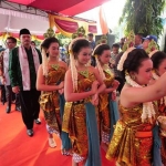 Wali Kota Madiun dan Tim Penilai lapangan lomba Kelurahan Berhasil dan 10 Program Pokok PKK disambut penari penari cilik.