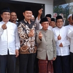 Yuhronur Efendi bersama puluhan kiai Lamongan saat mendaftar bacabup ke DPC Partai Demokrat Lamongan.