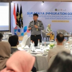 Narasumber saat memberi pemaparan di Surabaya Immigration Goes To Campus. Foto: Ist