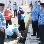 Pengecekan saluran pembuangan limbah yang ada di Lasdaun oleh DLH Kota Madiun.