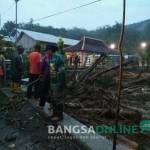 Kondisi kota Trenggalek pasca banjir sabtu (8/10) malam. foto: herman/bangsaonline