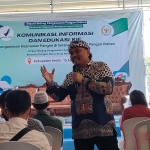 Anggota Komisi IX DPR RI Nurhadi saat menyampaikan paparan kepada ratusan kader partai Nasdem se- Kecamatan Gurah. Foto: MUJI HARJITA/ BANGSAONLINE