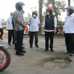 Wagub Jatim Emil Dardak dan Bupati Lamongan Fadeli saat berada di titik jalan yang rusak.