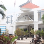 Gedung DPRD tampak bagian depan yang sudah berlumut.