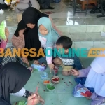 Anak-anak saat melukis topeng panji. Foto: MUJI HARJITA/BANGSAONLINE