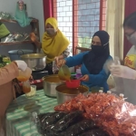 Ibu-ibu saat mengikuti pelatihan pembuatan jamu.