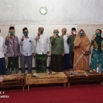 SILATURAHIM: KH Sholeh Hayat, H. Agus Ubaidillah, bersama KH Kholili Abdul Jalil usai acara istighotsah Rebo Wekasan, di Krembung, Selasa (13/10) malam. foto: ist.