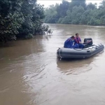 Petugas BPBD saat melakukan pencarian terhadap korban yang jatuh dari jembatan penyeberangan perahu. foto: ist.