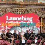 Bupati Kediri, Hanindhito Himawan Pramana, dan wakilnya, Dewi Mariya Ulfa, serta anggota Forkompinda setempat saat memukul kentongan sebagai tanda launching Destination Branding Kediri Berbudaya. Foto: MUJI HARJITA/BANGSAONLINE