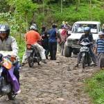 ?Jalan rusak di kawasan menuju Ijen. foto:yogik mz/BANGSAONLINE